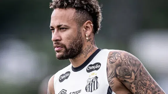 Neymar bromea sobre un mural con su rostro en un bar de Santos
