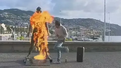 Joven incendia icónica estatua de Cristiano Ronaldo en Portugal