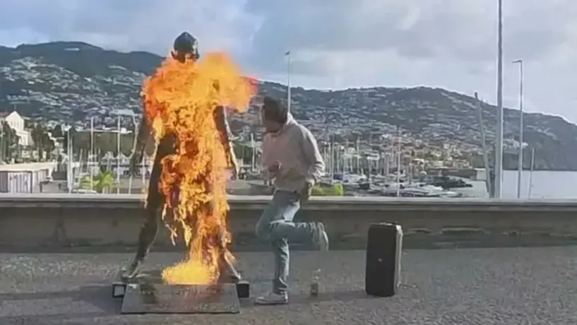 Joven incendia icónica estatua de Cristiano Ronaldo en Portugal