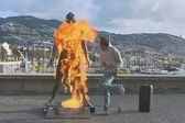 Joven incendia icónica estatua de Cristiano Ronaldo en Portugal