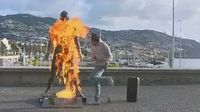 Joven incendia icónica estatua de Cristiano Ronaldo en Portugal