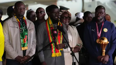 Presidente de Senegal celebra el triunfo de la Copa Africana junto a sus dos esposas y causa polémica