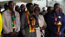 Presidente de Senegal celebra el triunfo de la Copa Africana junto a sus dos esposas y causa polémica