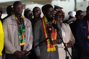 Presidente de Senegal celebra el triunfo de la Copa Africana junto a sus dos esposas y causa polémica