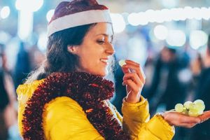 Año Nuevo 2025: ¿Por qué comemos uvas el 31 de diciembre?