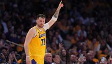Luka Doncic debuta con victoria en su nueva etapa con Lakers