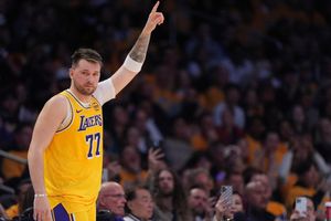 Luka Doncic debuta con victoria en su nueva etapa con Lakers
