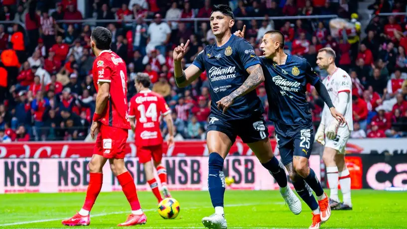 ¿Falla del VAR? Anulan gol a Chivas por polémico fuera de lugar