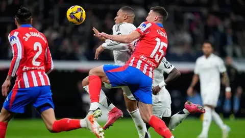 ¿También mandarán carta? Le perdonan la expulsión a Ceballos en el derbi entre Real Madrid y Atlético