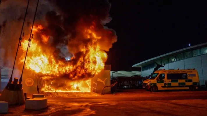 Alrededores del estadio de Manchester City se incendian previo a juego de Champions League ante Brujas