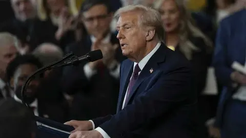 Donald Trump advierte que en Estados Unidos sólo habrá dos géneros: masculino y femenino