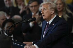 Donald Trump advierte que en Estados Unidos sólo habrá dos géneros: masculino y femenino