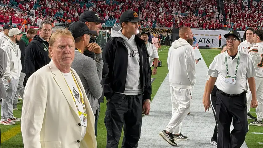 Tom Brady, Mark Davis y John Spytek | @ToneDigz