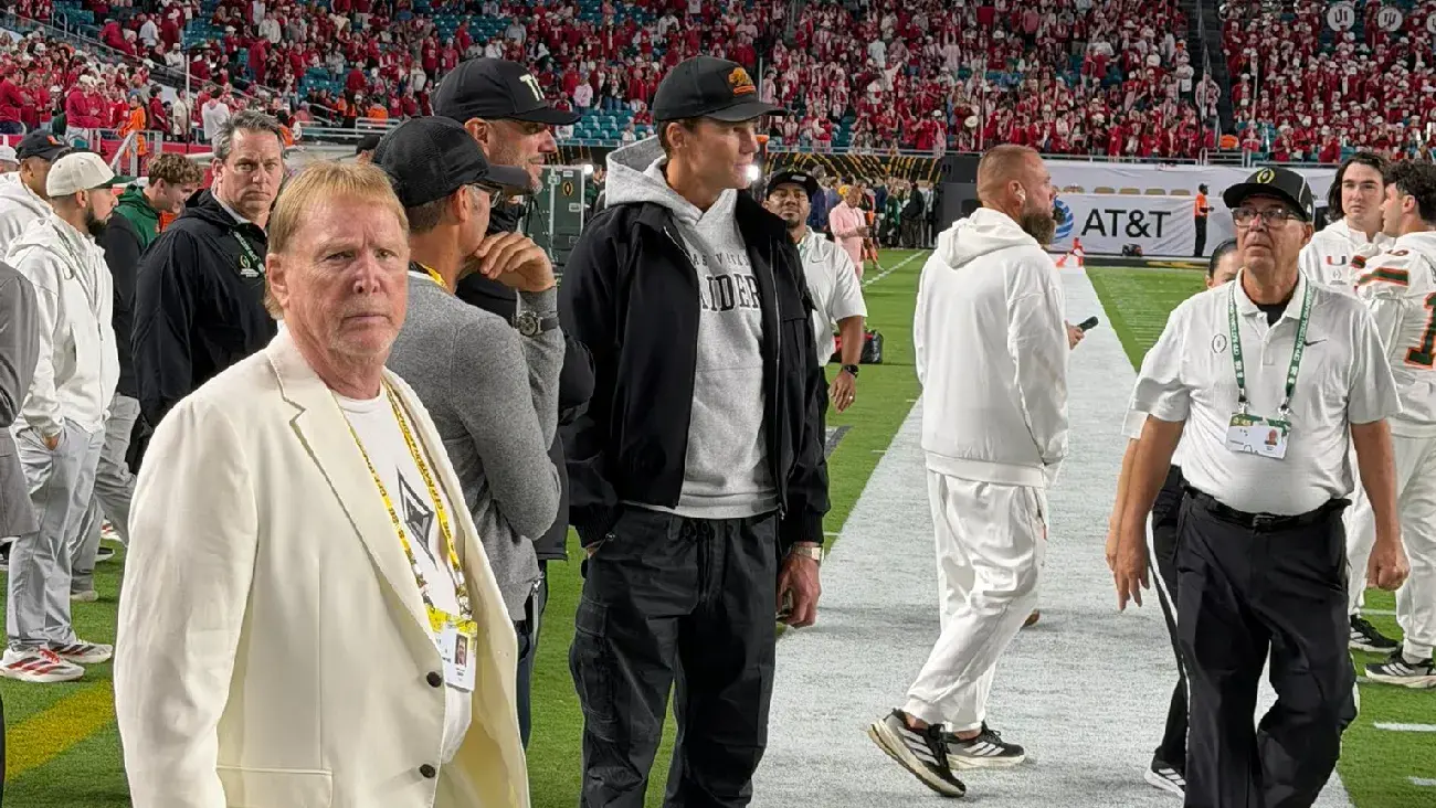 Tom Brady, Mark Davis y John Spytek | @ToneDigz