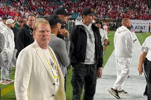 Dueño de los Raiders, gerente general y Tom Brady presentes en la Final de NCAA, por Fernando Mendoza