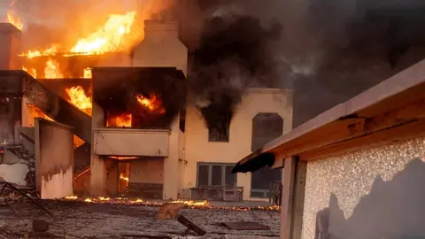 Incendios en Los Ángeles: Sube a 10 la cifra de muertos; bomberos no se dan tregua