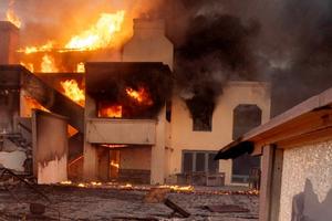 Incendios en Los Ángeles: Sube a 10 la cifra de muertos; bomberos no se dan tregua