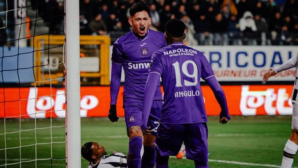 César Huerta fue titular en el triunfo de Anderlecht contra Charleroi | X: @rscanderlecht