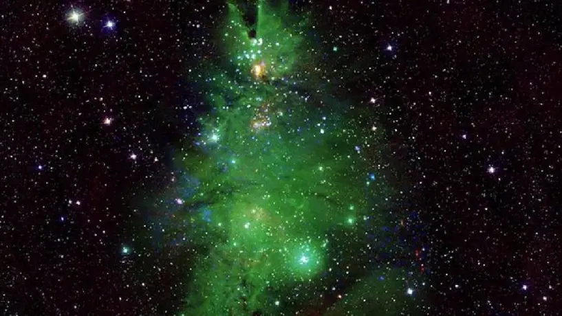 NASA muestra estrellas que forman un árbol de Navidad en el espacio