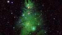 NASA muestra estrellas que forman un árbol de Navidad en el espacio