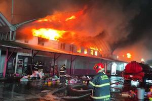 Incendio en la Central de Abasto de CDMX consume bodegas de flores y hortalizas