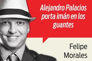 Alejandro Palacios porta imán en los guantes