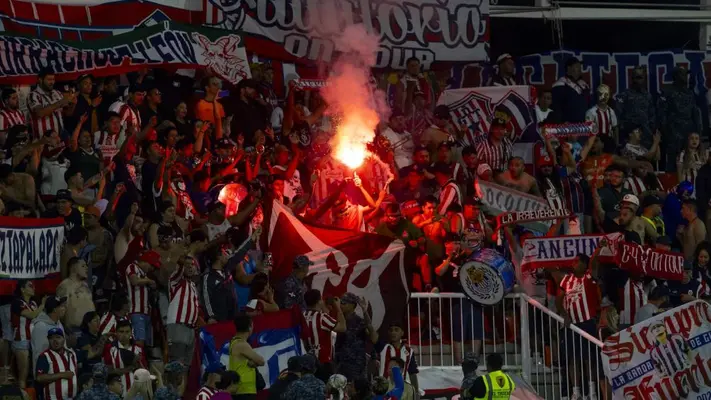 Afición de Chivas encara a jugadores tras empate ante Cibao: “Pongan hu…”