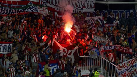 Chivas calienta el Clásico Nacional con una ruidosa "serenata" al América