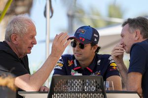 Helmut Marko, Sergio Pérez y Christian Horner | AP