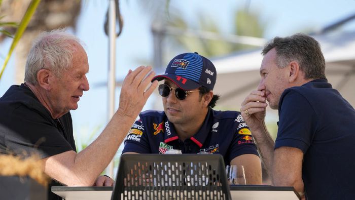 Helmut Marko, Sergio Pérez y Christian Horner | AP