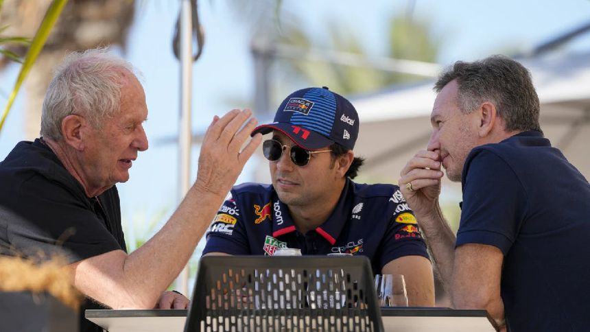 Helmut Marko, Sergio Pérez y Christian Horner | AP