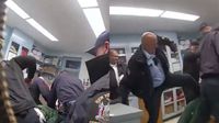Revelan video de policías de Nueva York golpeando a hombre afroamericano
