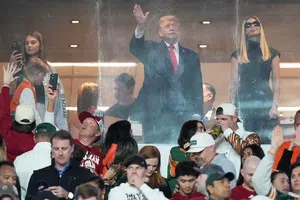 Trump aparece en el Campeonato Nacional de futbol colegial en medio de tensiones con Europa por Groenlandia