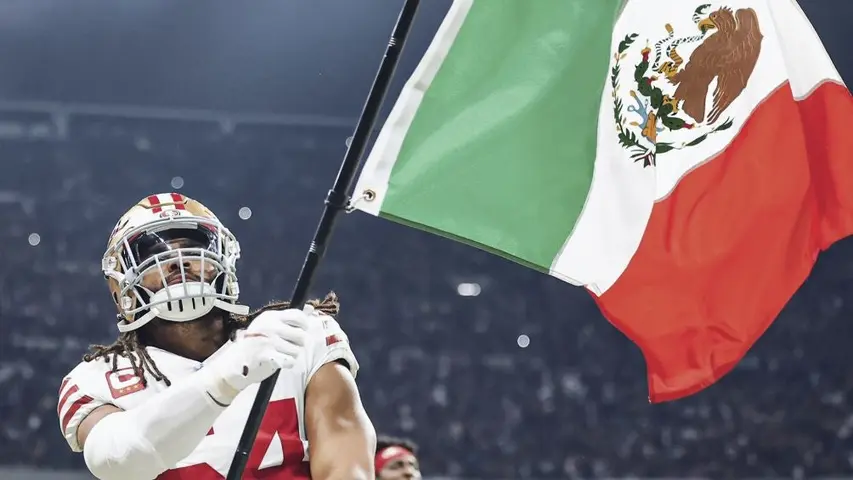 Fred Warner ondeando la bandera de México | AP