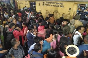 Nueva estampida en estación de tren de Nueva Delhi deja muertos y heridos