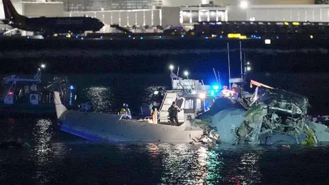 Recuperan 28 cuerpos tras choque de helicóptero con avión de pasajeros en Washington