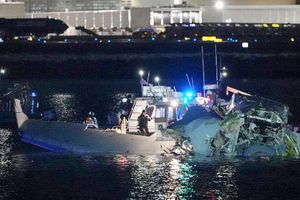 Recuperan 28 cuerpos tras choque de helicóptero con avión de pasajeros en Washington
