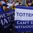 Fans de Tottenham protestan y piden salida de Daniel Levy previo a juego ante Manchester United