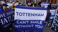 Fans de Tottenham protestan y piden salida de Daniel Levy previo a juego ante Manchester United