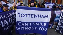 Fans de Tottenham protestan y piden salida de Daniel Levy previo a juego ante Manchester United