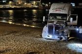 Tráiler invade Playa Norte en Mazatlán por sesión romántica y termina en operativo de seguridad
