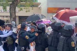 Bloqueos transportistas CDMX: Megamarcha acaba en pelea entre manifestantes y policías