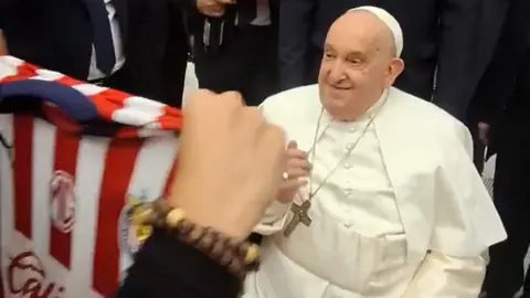 ¿Ayuda divina? Papa Francisco recibe camiseta de Chivas y piden ayuda para Guadalajara