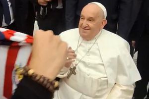 ¿Ayuda divina? Papa Francisco recibe camiseta de Chivas y piden ayuda para Guadalajara