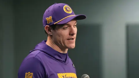 Vikings extienden contrato al entrenador Kevin O’Connell