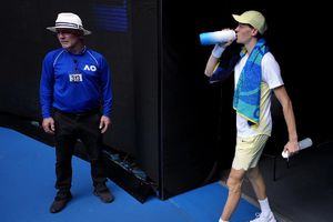 ¡Con todo y dificultades médicas! Sinner venció a Rune y avanza una ronda más del Abierto de Australia