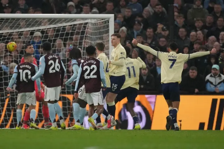 Jugadores de Everton celebran en su partido ante Aston Villa | AP