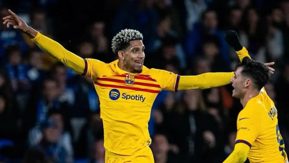 Hansi Flick descarta que Barcelona piense en vender a Ronald Araújo