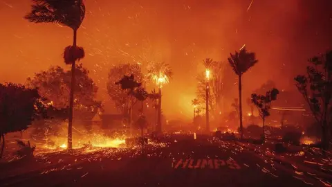Incendios forestales en Los Ángeles, California obligan a miles de personas a evacuar sus hogares
