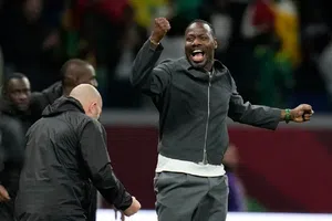 Periodistas de Marruecos abuchean al DT de Senegal y lo obligan a salir de la sala de prensa